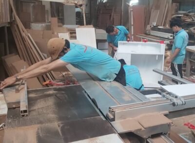 Thợ mộc cửa hàng Thái Bình