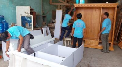 Thợ mộc sản xuất tủ đựng quần áo