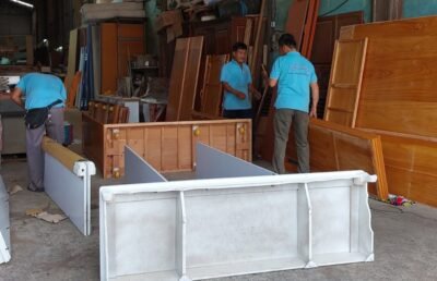 Thợ mộc sản xuất tủ quần áo