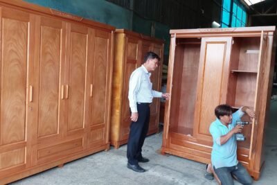 Tủ quần áo gỗ tự nhiên tại cửa hàng